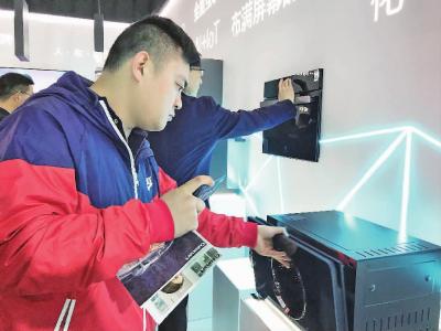 参展观众观看智能家居产品。