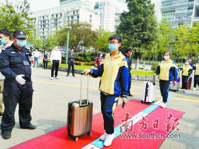 　广州市玉岩中学举行新冠肺炎疫情应急防控演练。南方日报记者 郑一见 摄