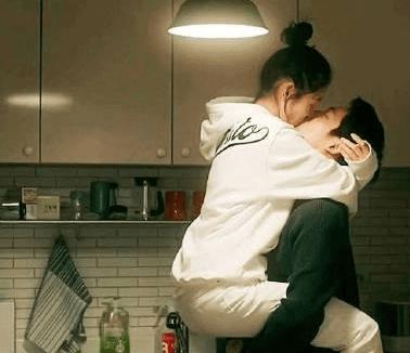 《经常请吃饭的漂亮姐姐》:姐弟恋的甜腻技巧
