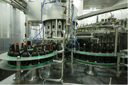 百威啤酒从酒机出口到压盖仅需0.8秒完成