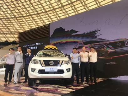 东风日产华南二区营销中心总监孔德春、东风日产华南二区高级督导郭亮与广州经销商代表一同揭幕,为全新途达开启新的征程