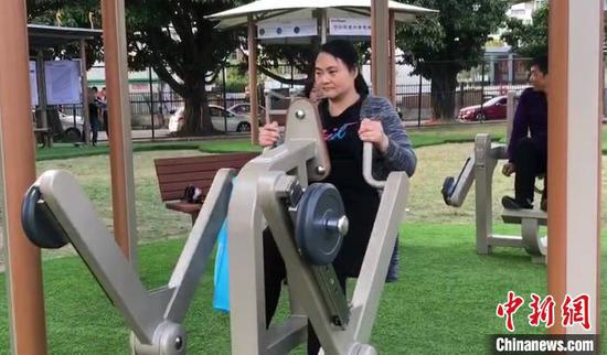 图为:民众在福州首个室外智慧健身房内锻炼身体。 叶秋云 摄