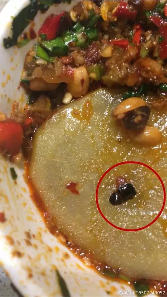 李女士这才意识到儿子之所以在吃火锅的过程中吐了,可能就是因为这个。