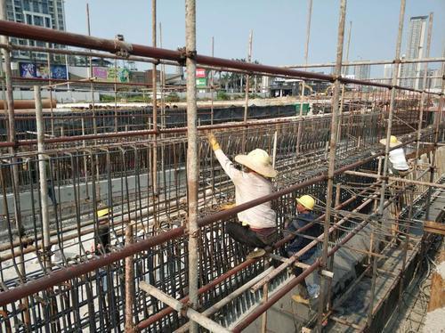 昌盛大桥西掉头隧道建设现场,工人正进行钢筋捆扎。