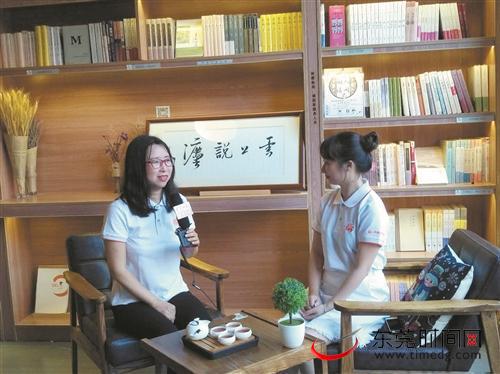 ■叶珊（左）接受采访 记者 赵海霞 摄