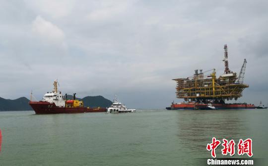 珠海海事局护航亚洲第一驳船“海洋石油229”离港作业 梁宗盛 摄