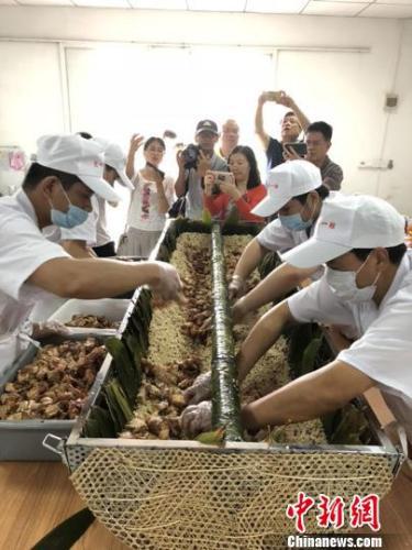 图为惠城区食寨农庄正在制作一个重量达1000多斤的咸肉粽子的现场 康孝娟 摄