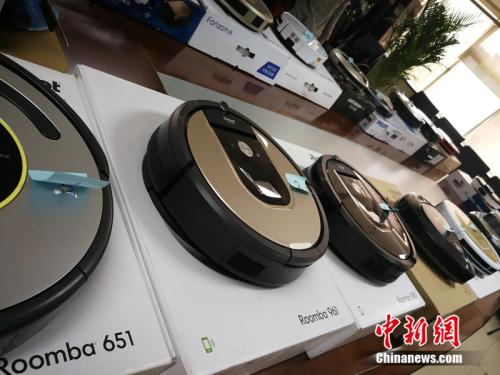 中消协对20款扫地机器人样品进行了比较试验。中新网 邱宇 摄