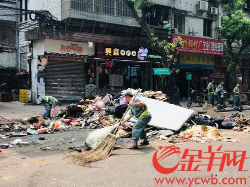 9月21日，环卫工人在海珠区南华东路打扫 梁怿韬 摄