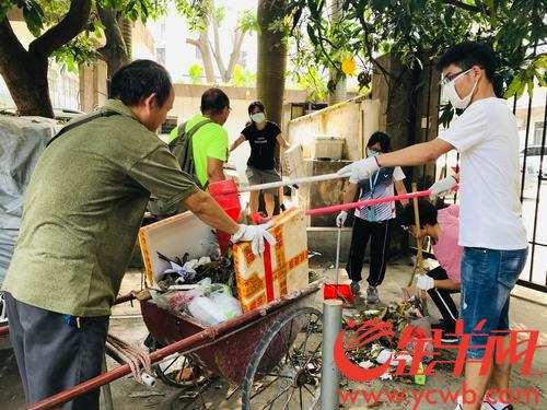 9月21日，志愿者在海珠区滨江东打扫 李焕坤 摄