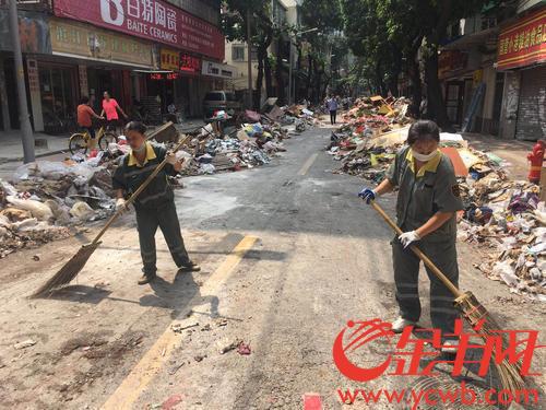 9月20日，环卫工人在海珠区小港路打扫 梁怿韬 摄