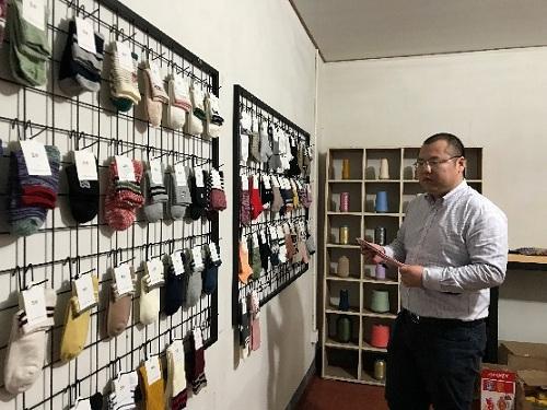 图为80后创业者杨钢泽,积极拥抱淘宝天天特卖升级供应链,成为行业内颇具竞争力的头部商家。