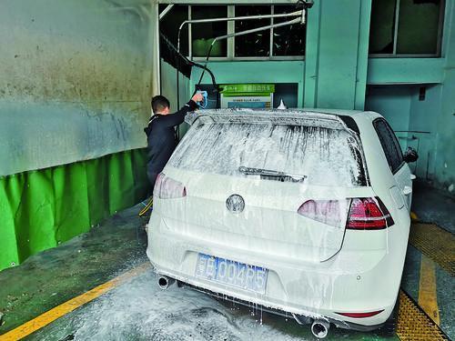 市民在自助洗车点洗车