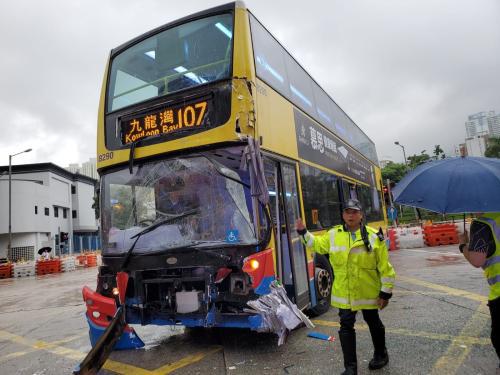 涉事公交车车头损毁严重。图片来源：香港《星岛日报》/蔡楚辉 摄
