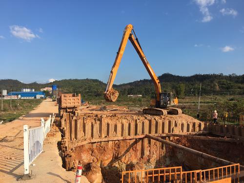 广汕铁路良井大白村处在挖坑修筑桥墩