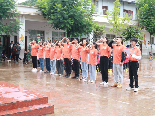 阿波觉村爱慕小学在升国旗奏国歌