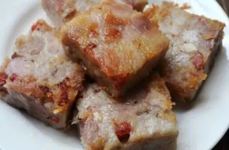 用油把<strong>芋头糕</strong>煎至金黄,