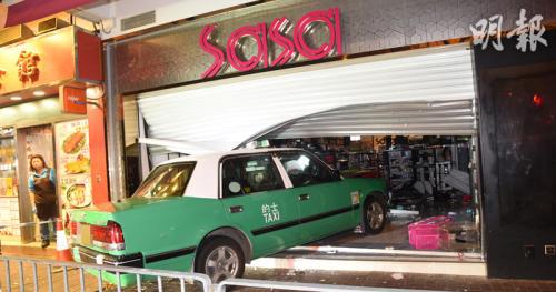 香港上水一辆出租车失控撞入一间化妆品店。图片来源：香港《明报》/蔡方山 摄