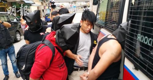 香港警方在行动中拘捕10人。图片来源：香港《明报》/林智杰 摄