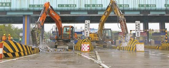 ▲京珠北高速公路粤北站拆除工程正式动工。