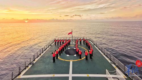 中国海警在甲板举行升旗仪式 排成70献礼祖国