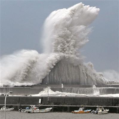 9月4日，在日本高知县，巨浪拍打海岸。新华社发