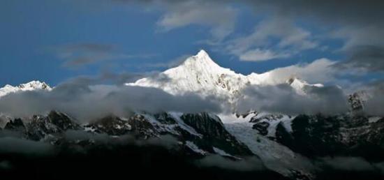 滇西北,有这样一座全球公认的最美雪山,海拔并不算高,主峰海拔6740米。