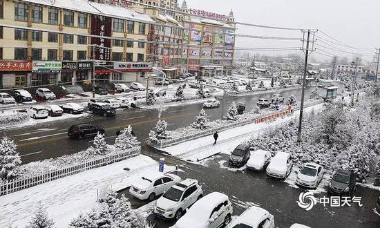 ▲今晨西宁出现降雪（图/赵海梅容锦盟马晓萍）