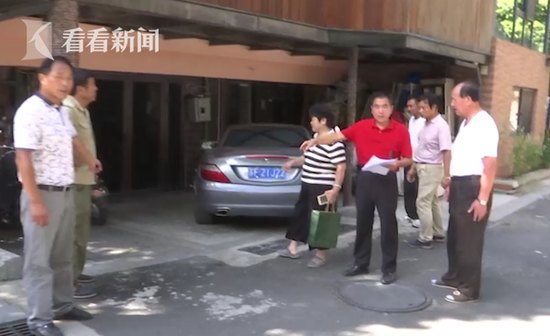 8月28日上午,业主们拨打了110。目前,警方正在处理此事。