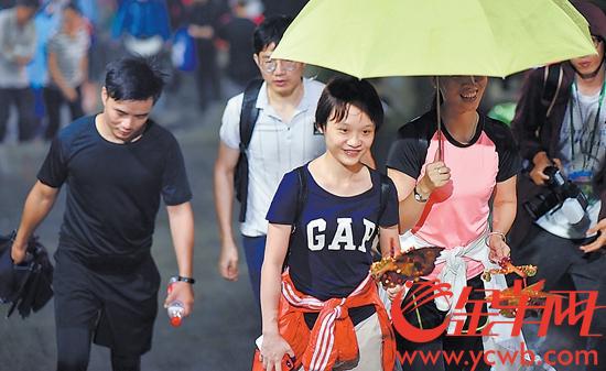 16日晚，广州市民在雨中登临白云山 记者宋金峪摄
