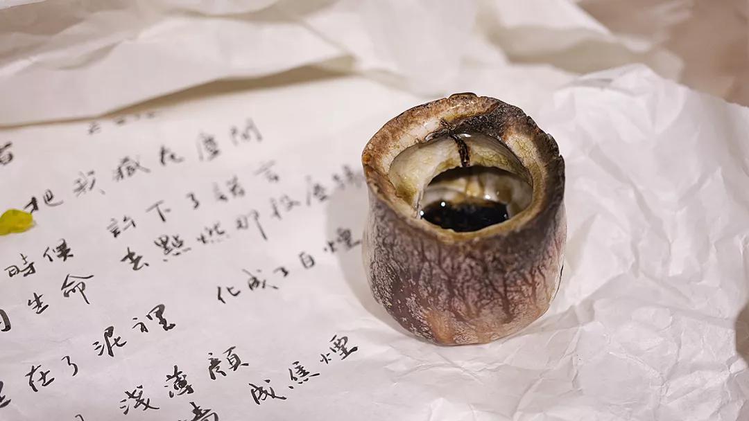 　吴老师作品：隐者。高精白瓷柴烧，手工捏制。