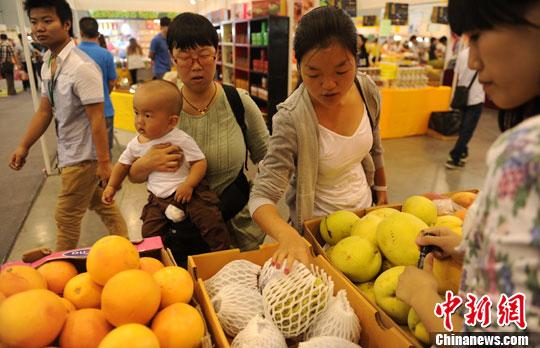资料图:市民在选购水果。中新社发 刘忠俊 摄