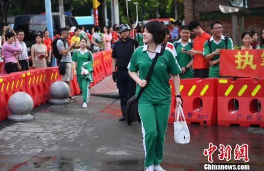 6月7日，高考首日，广州执信中学考点，考生陆续进入考场。　姬东　摄