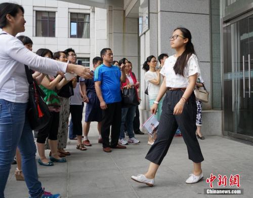 资料图:2015年6月13日,考生走出中国人民大学自主招生考试考场。 中新社发 侯宇 摄