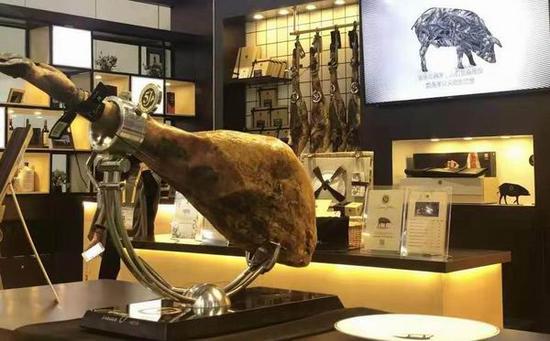 在第二届进博会现场展示的首批从西班牙运抵至中国的带骨火腿。