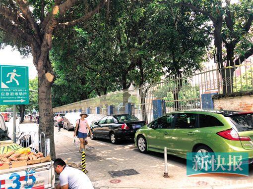 ■海珠区聚德路,校园外的人行道变成停车带。新快报记者朱清海/摄