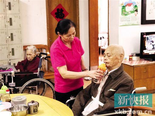 在广州市一家长护定点机构,护理员正在照顾老人家。　通讯员供图