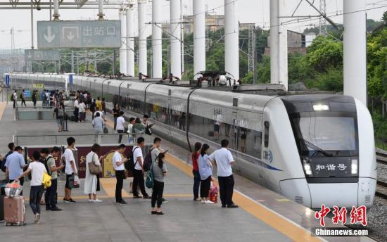 　资料图：旅客乘坐高铁。中新社记者 张斌 摄