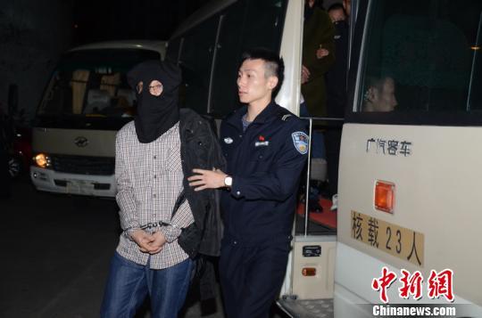 警方抓捕现场。 蔡东亮 摄