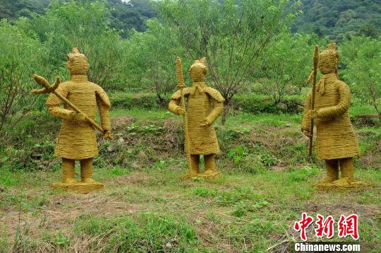 兵马俑稻草造型 索有为 摄