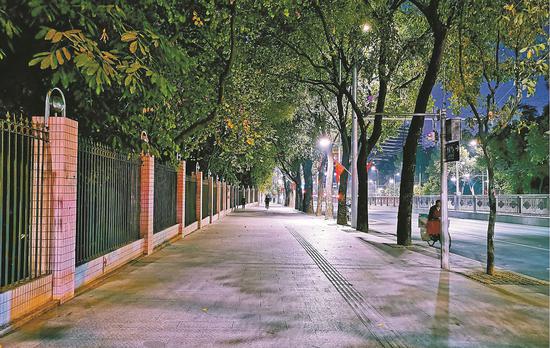 解放路人行道改造后,重新铺设石材步道砖,平整舒适 受访方供图