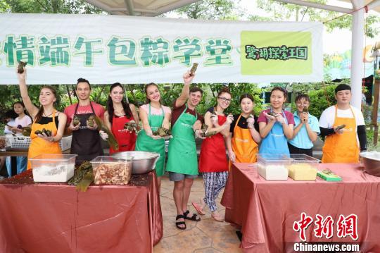 参加此次端午包粽子学堂活动的外国友人一起合影 李星凯 摄