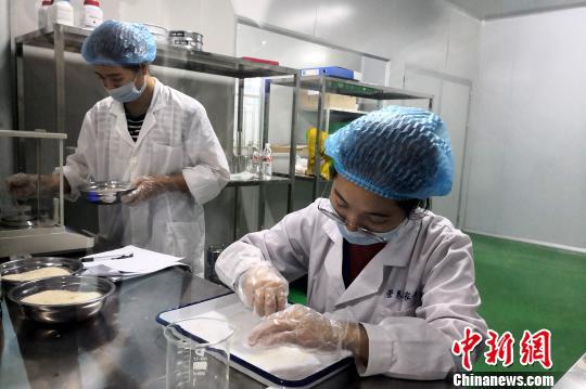 图为供港果蔬配送中心产品检测室。 赵琳露 摄