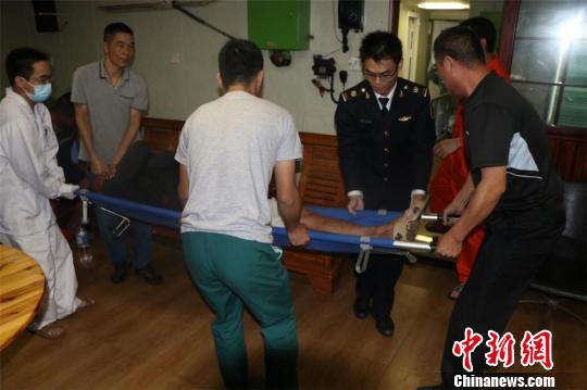 救治受伤人员 张继海 摄