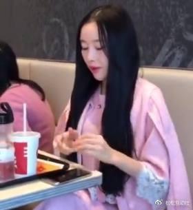 看看近日的喝水妹子,喝水前的女孩子是这样。
