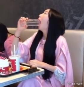 看到郑恺张大嘴巴吃东西,想到了正在喝水中的女孩子是这样的。