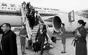 全国人大广东代表团乘机抵达北京。