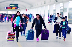 昨日的广州火车站，提着行李的男乘客，脸上露出回家的兴奋。信息时报记者 朱元斌 摄