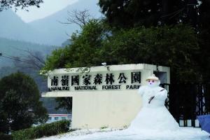 南岭国家森林公园门口的雪人。信息时报记者 叶伟报 摄