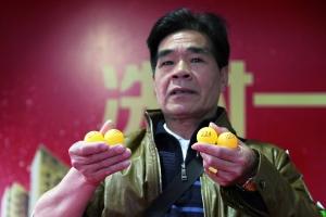 有村民一次就摇了4个珠。信息时报记者 叶伟报 摄